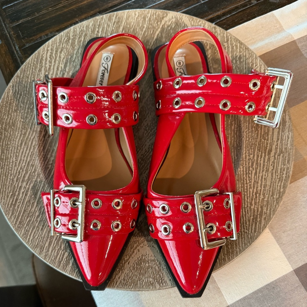 Forever Link Red Heeled Shoes with Buckle Accents New - Picture 6 of 10